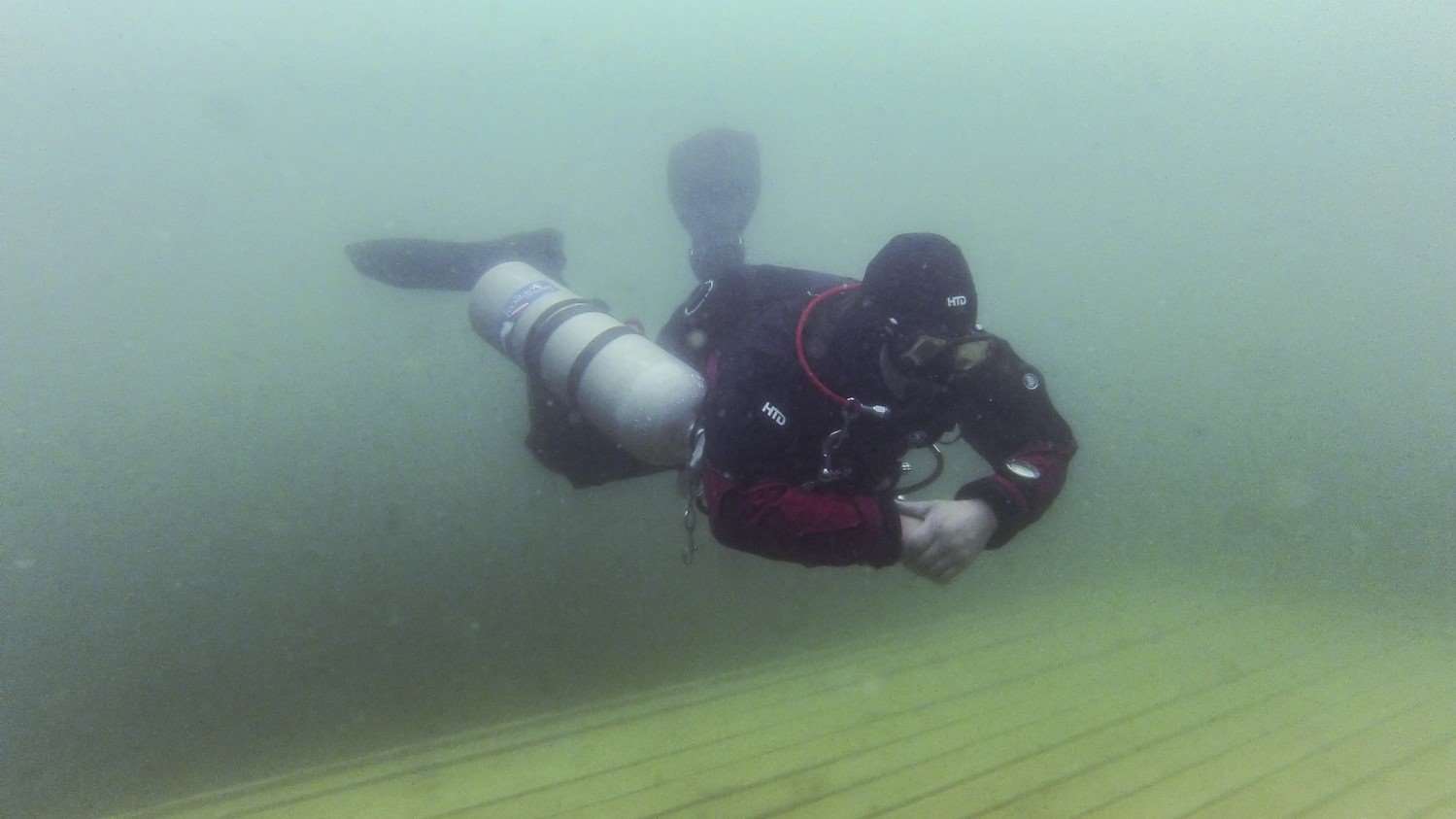 Sidemount búvár a Neufeldi-tóban